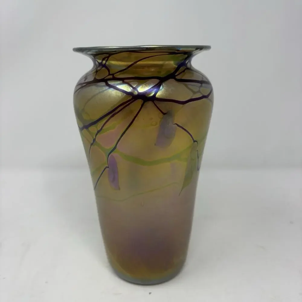 VTG Orient & Flume Lily Ivy Vine UIrridescent 7” Art Glass Vase 1977